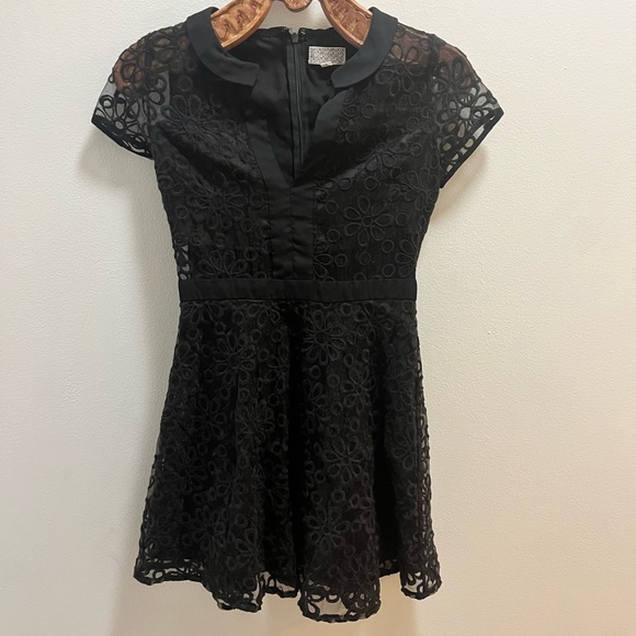 Luca Couture Lace Dress (S) - Picture 7 of 9